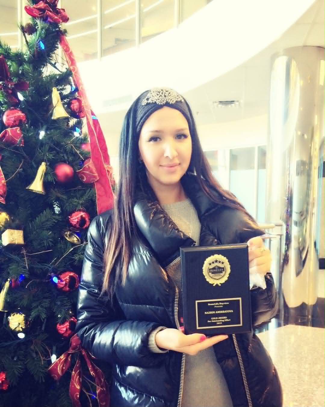 Nazrin Amirbayova holding the HomeLife Gold Award plaque
